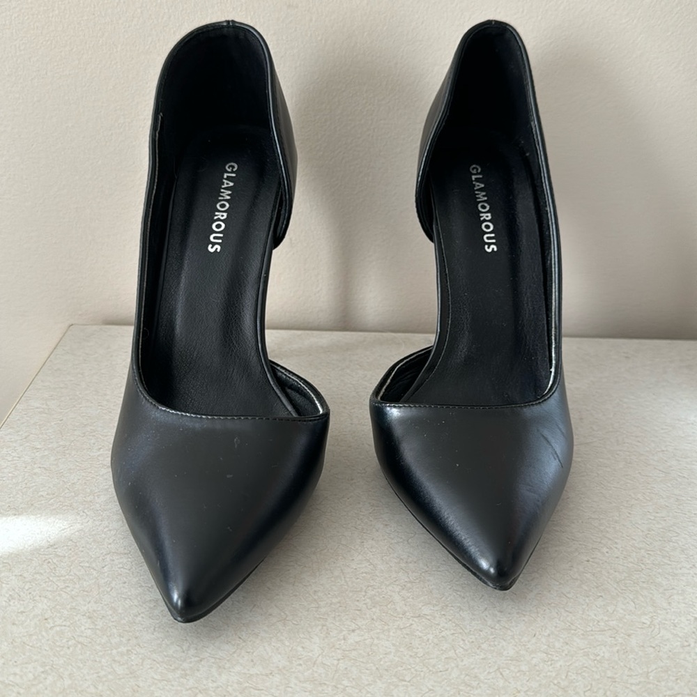 Black pumps